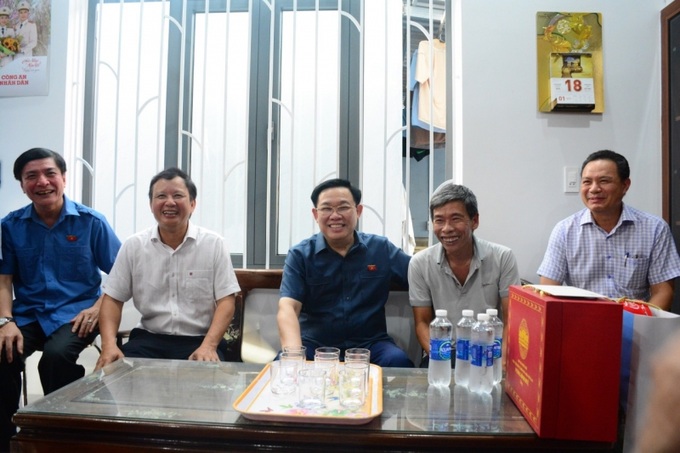 Chủ tịch Quốc hội Vương Đình Huệ cùng đoàn công tác đến thăm, tặng quà gia đình chính sách người có công tại TP Huế nhân dịp Kỷ niệm 76 năm ngày Thương binh - Liệt sĩ