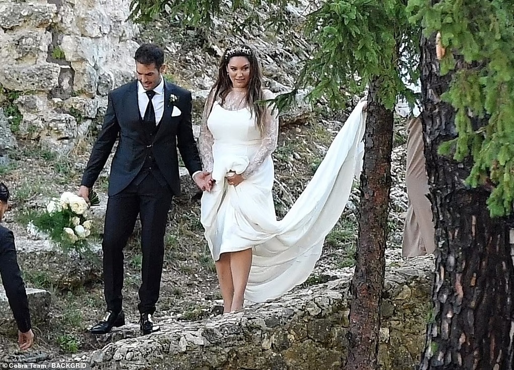 Ở tuổi 43, biểu tượng gợi cảm Kelly Brook cưới chồng trẻ - 2 Ở tuổi 43, biểu tượng gợi cảm Kelly Brook cưới chồng trẻ - 2