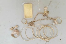 Chờ nhân tình đi vắng, người đàn ông lục tủ trộm vàng