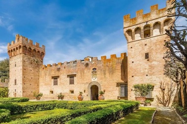 Chiêm ngưỡng tòa lâu đài 600 năm tuổi tuyệt đẹp tại Ý