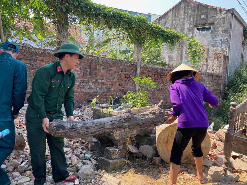 Bộ đội căng mình giữa nắng nóng giúp dân gặt lúa, sửa nhà - 4 Bộ đội căng mình giữa nắng nóng giúp dân gặt lúa, sửa nhà - 4