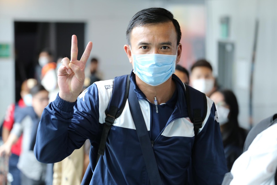 Công Phượng và đồng đội đeo kín khẩu trang khi đến Singapore - 9 Công Phượng và đồng đội đeo kín khẩu trang khi đến Singapore - 9