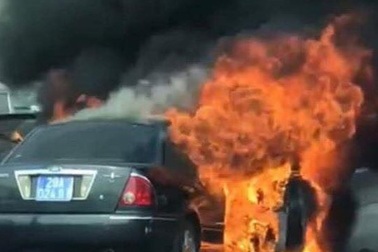 Xe biển xanh bốc cháy ngùn ngụt ở đường vành đai 3 trên cao