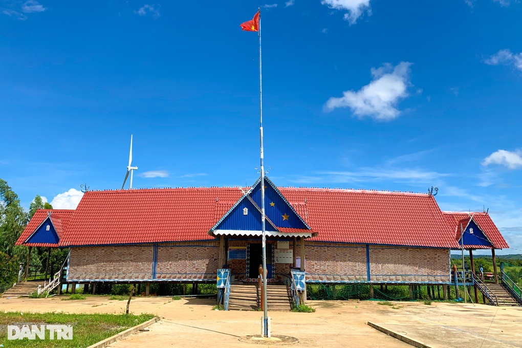 Lưu giữ hơn 100 nhà rông với họa tiết kỳ lạ của người Ba Na - 1 Lưu giữ hơn 100 nhà rông với họa tiết kỳ lạ của người Ba Na - 1
