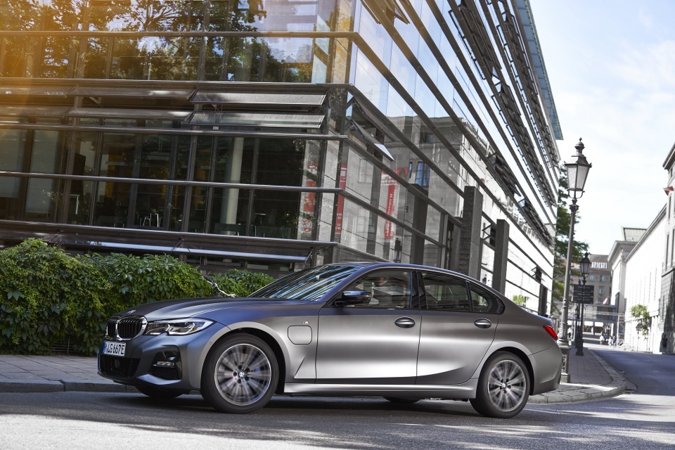 BMW bổ sung phiên bản hybrid sạc điện cho dòng 3 và 5 series - 3 BMW bổ sung phiên bản hybrid sạc điện cho dòng 3 và 5 series - 3