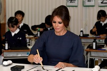 Đệ nhất phu nhân Mỹ viết thư pháp tại Nhật Bản
