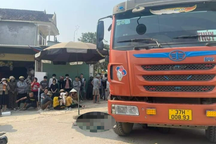 Mẹ khóc ngất khi thấy con gái chết thảm dưới gầm xe tải