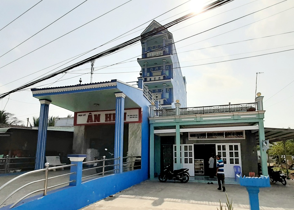 “Đại gia” miền biển xây công trình đồ sộ làm hư hỏng nhà dân - 1 “Đại gia” miền biển xây công trình đồ sộ làm hư hỏng nhà dân - 1