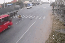 Kinh hoàng xe khách phóng bạt mạng, hất văng người đi xe máy