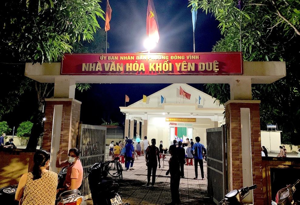 Xuyên đêm test nhanh sàng lọc Covid-19 cho người dân TP Vinh - 7 Xuyên đêm test nhanh sàng lọc Covid-19 cho người dân TP Vinh - 7