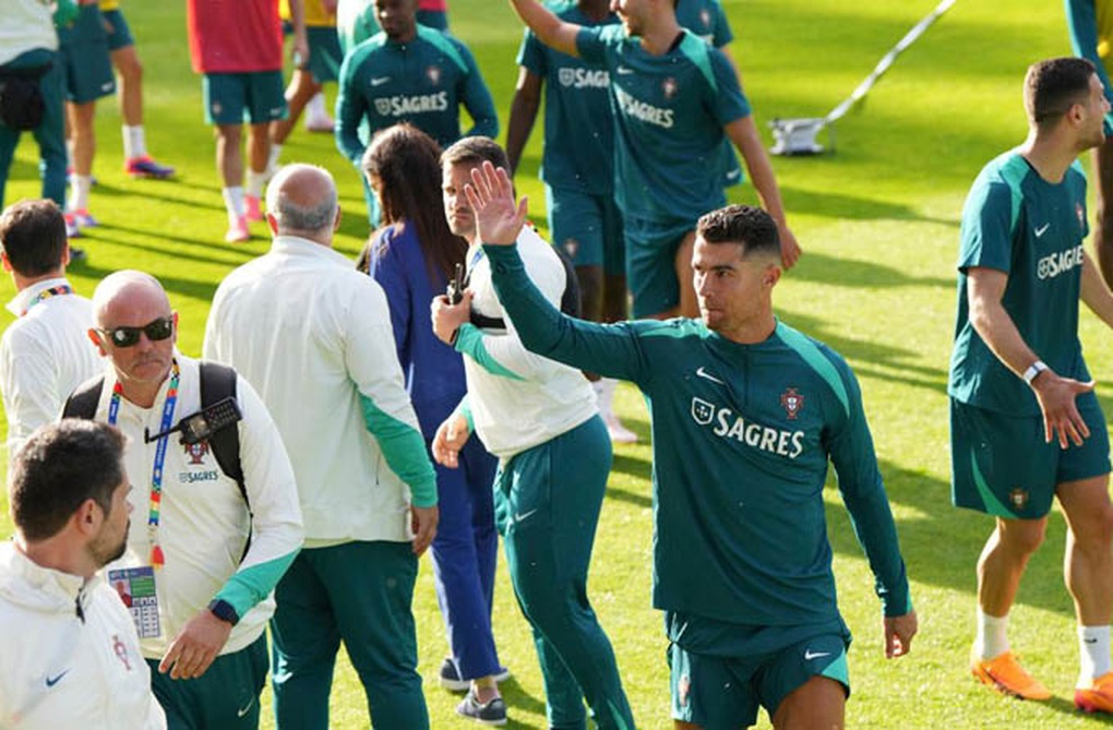 C.Ronaldo's shocking training session, fans climbed into the field and caused chaos - 3