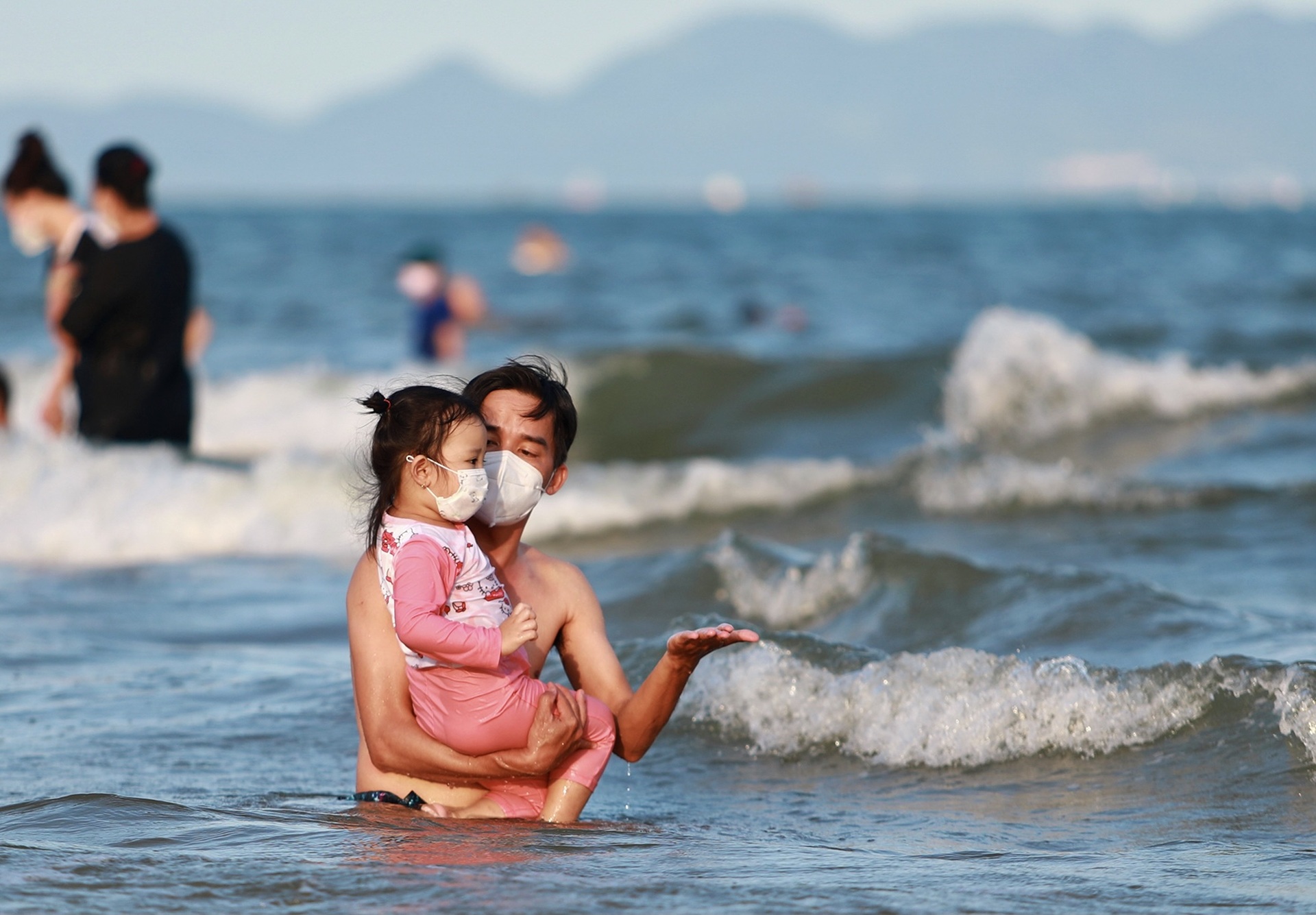 Người dân TPHCM đi 120 km tắm biển Vũng Tàu rồi ra về vì không có nhà nghỉ - 9