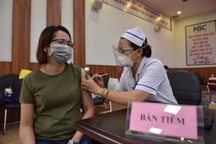 Hàng nghìn công nhân ở TPHCM tiếp tục được tiêm vắc xin Covid-19