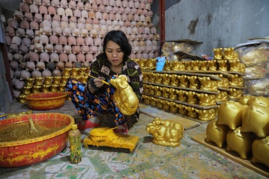 "Hái" tiền triệu từ nghề sơn vẽ, trang trí trâu đất dịp Tết