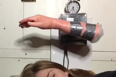 Chiếc đồng hồ báo thức độc đáo khiến chủ nhân không thể “ngủ nướng”