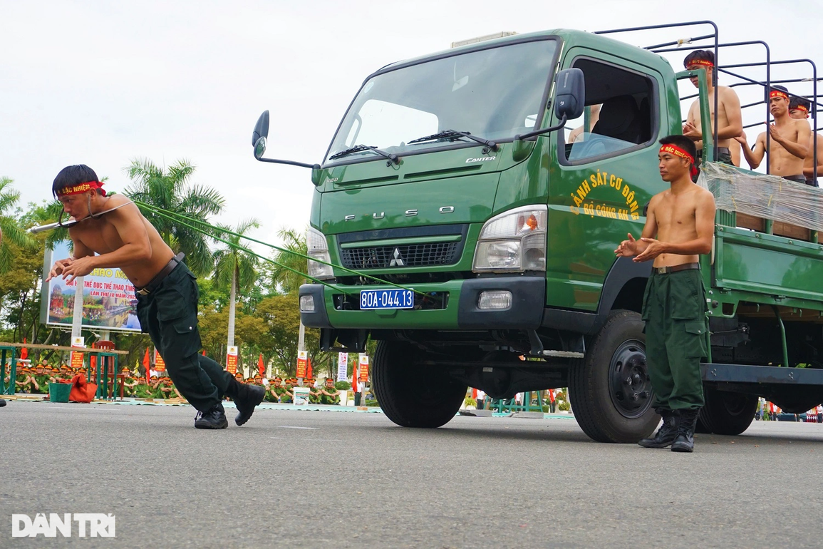 Ấn tượng màn võ thuật xuất sắc của chiến sĩ công an - 9 Ấn tượng màn võ thuật xuất sắc của chiến sĩ công an - 9