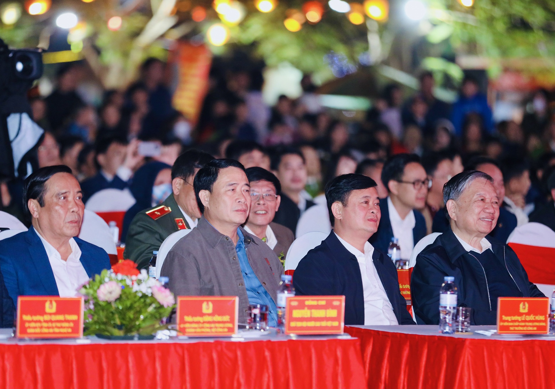 Xem chiến sỹ kỵ binh bắn súng, lao qua vòng lửa - 2 Xem chiến sỹ kỵ binh bắn súng, lao qua vòng lửa - 2