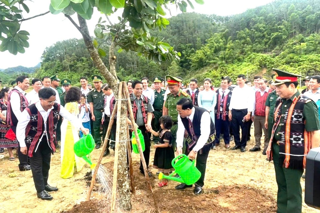 Prime Minister attends groundbreaking ceremony of school in mountainous commune of Da Nang - 3 Thủ tướng dự lễ khởi công trường học ở xã miền núi Đà Nẵng - 3