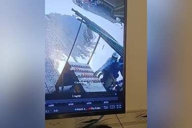 Camera ghi hình 2 thanh niên táo tợn trộm vé số như chốn không người