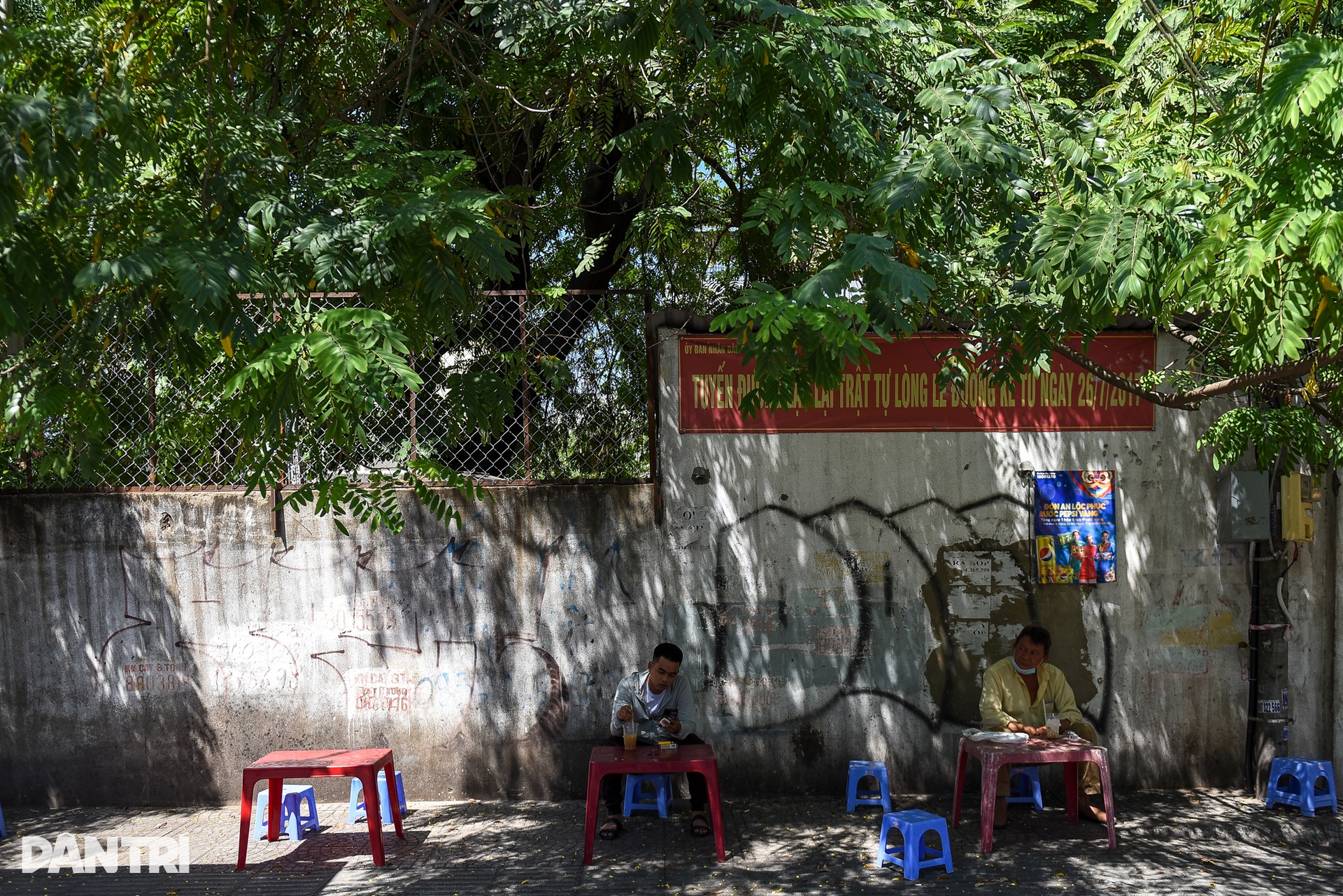 Người dân TPHCM chật vật dưới nắng nóng gần 40 độ C ngày đầu hè - 13 Người dân TPHCM chật vật dưới nắng nóng gần 40 độ C ngày đầu hè - 13