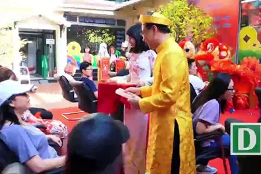 Tặng lá bồ đề cho du khách xuất hành đầu năm