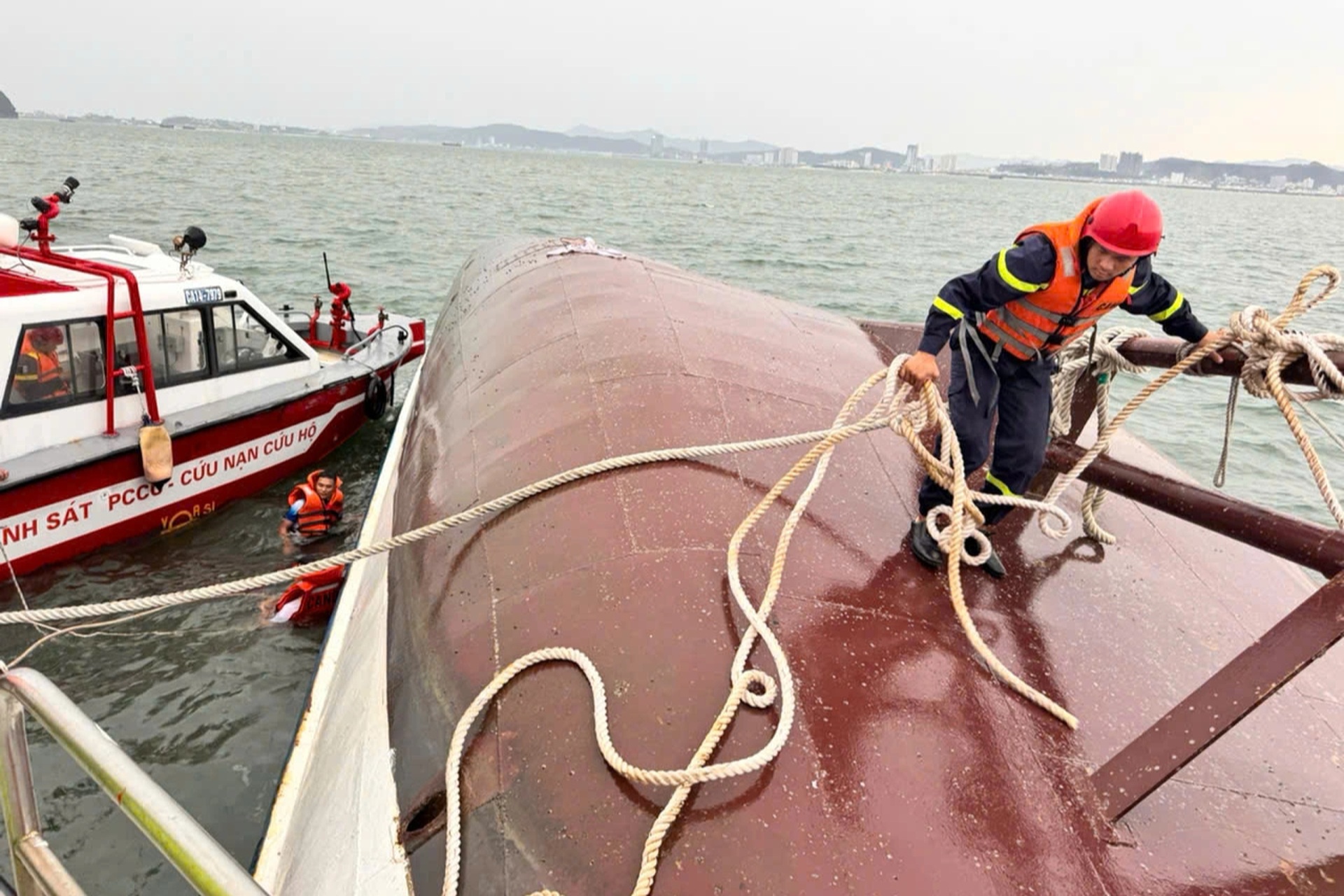 Đêm trắng mòn mỏi ngóng tin những nạn nhân cuối cùng vụ lật tàu du lịch - 6 Đêm trắng mòn mỏi ngóng tin những nạn nhân cuối cùng vụ lật tàu du lịch - 6