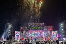 Hàng nghìn du khách đến với lễ hội "Nghi Sơn biển ngọc"