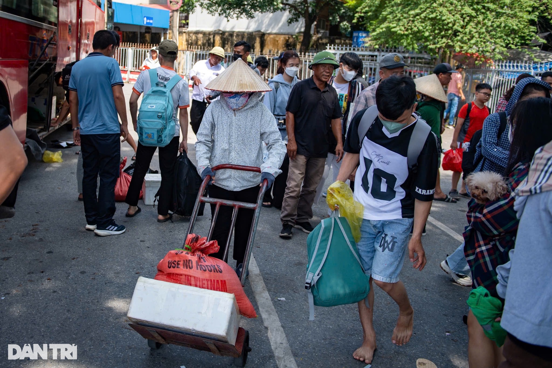 Người dân đổ về Hà Nội sau kỳ nghỉ lễ dài, cửa ngõ Thủ đô ùn tắc - 9 Người dân đổ về Hà Nội sau kỳ nghỉ lễ dài, cửa ngõ Thủ đô ùn tắc - 9