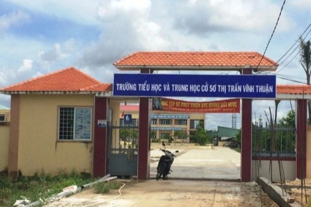 Hiệu trưởng bị đình chỉ công tác vì không cho mượn trường làm nơi cách ly - 1 Hiệu trưởng bị đình chỉ công tác vì không cho mượn trường làm nơi cách ly - 1
