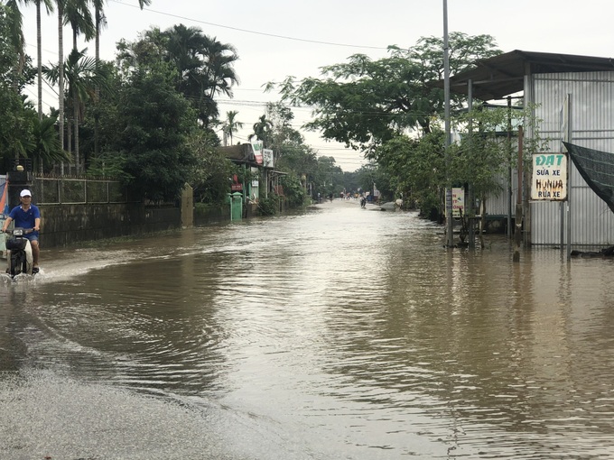 Phong Điền (Thừa Thiên Huế): Nước sông Ô Lâu ngập ngang nóc nhà, người dân thấp thỏm chờ lũ rút - Ảnh 10.