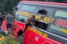 Xe giường nằm gặp tai nạn, người dân đập kính giải cứu hành khách