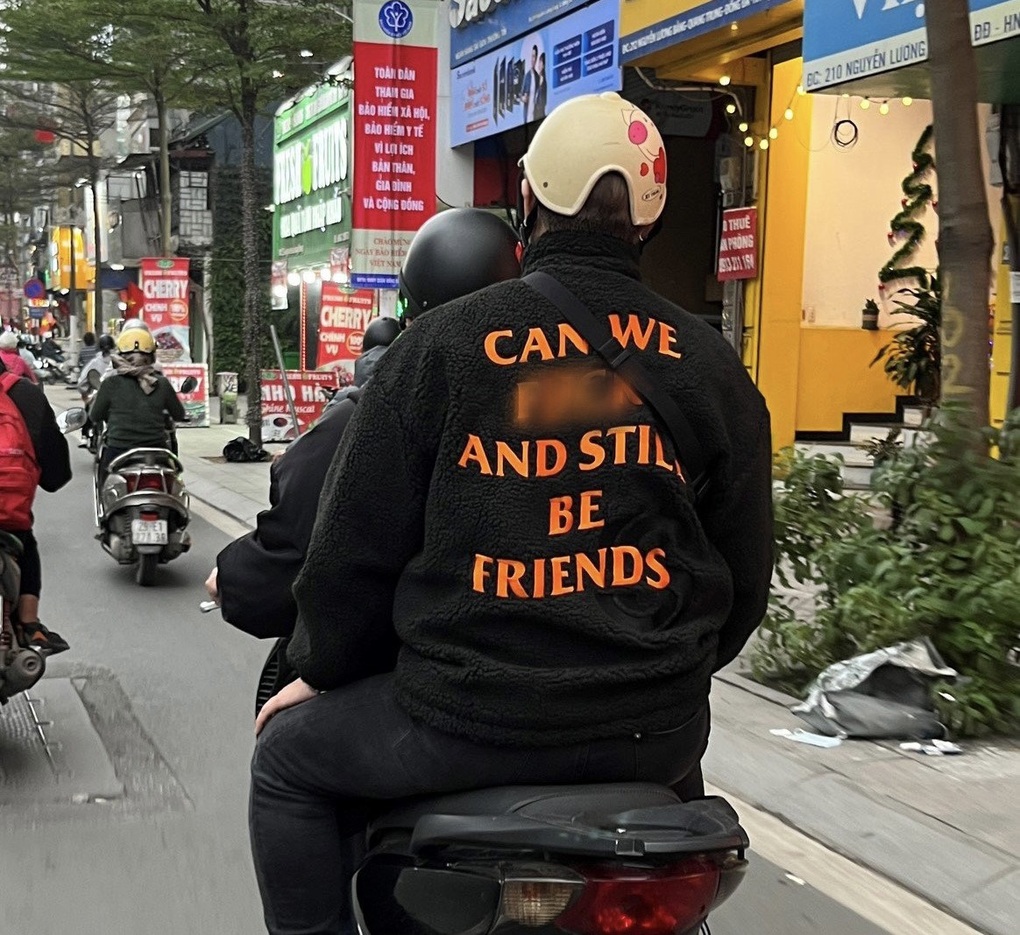 Giật mình với những khẩu hiệu thô tục trên trang phục của giới trẻ - 3 Giật mình với những khẩu hiệu thô tục trên trang phục của giới trẻ - 3