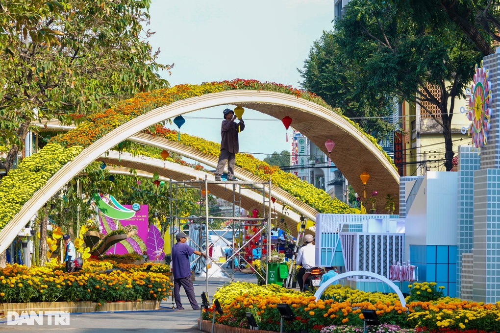 Linh vật rắn ở đường hoa Cần Thơ quấn vào nhau tạo hình trái tim - 2 Linh vật rắn ở đường hoa Cần Thơ quấn vào nhau tạo hình trái tim - 2