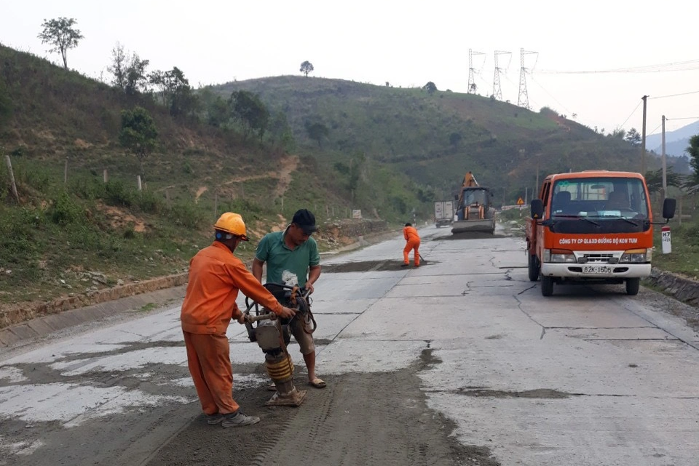Khẩn trương khắc phục hư hỏng, nứt gãy trên đèo Lò Xo - 2 Khẩn trương khắc phục hư hỏng, nứt gãy trên đèo Lò Xo - 2