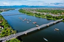 Nét thơ mộng trường tồn của dòng sông di sản chảy qua thành phố Huế