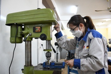 Sinh viên học nghề với chuyên gia CHLB Đức