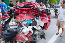 Xe Mazda bị tông cực mạnh khi chờ đèn đỏ, 2 người thoát chết may mắn