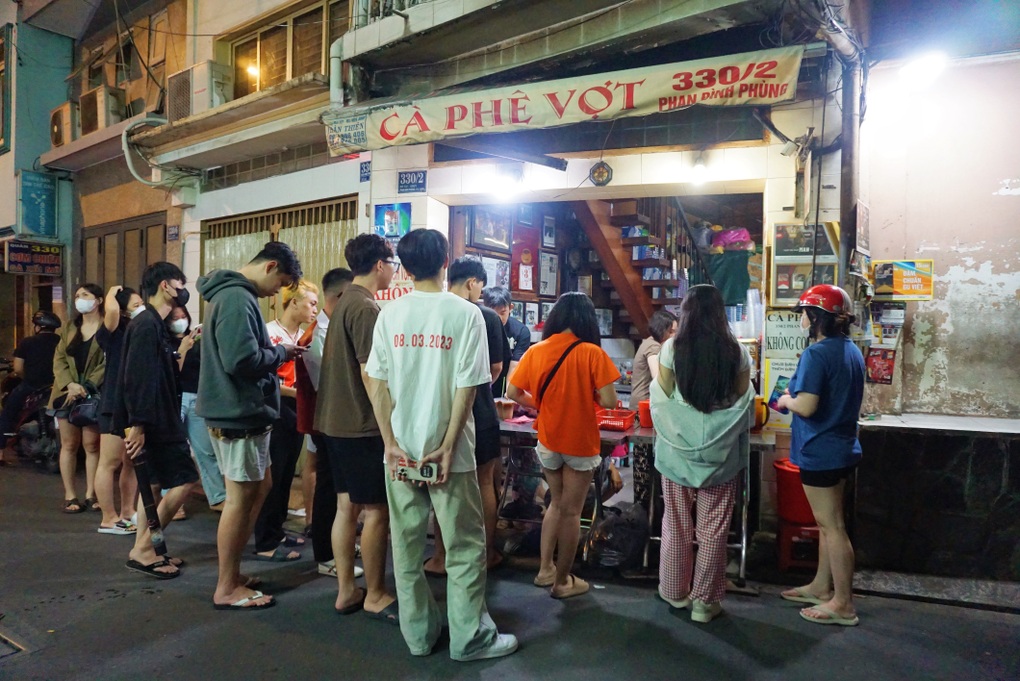 Cà phê âm phủ ở TPHCM: Giới trẻ xếp hàng nửa đêm, không nhận chuyển khoản - 3 Cà phê âm phủ ở TPHCM: Giới trẻ xếp hàng nửa đêm, không nhận chuyển khoản - 3