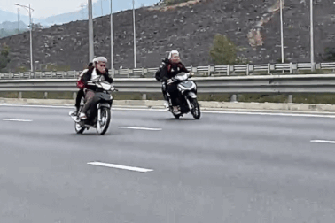 Nhóm thanh, thiếu niên lái xe máy vào cao tốc bị phạt hơn 121 triệu đồng