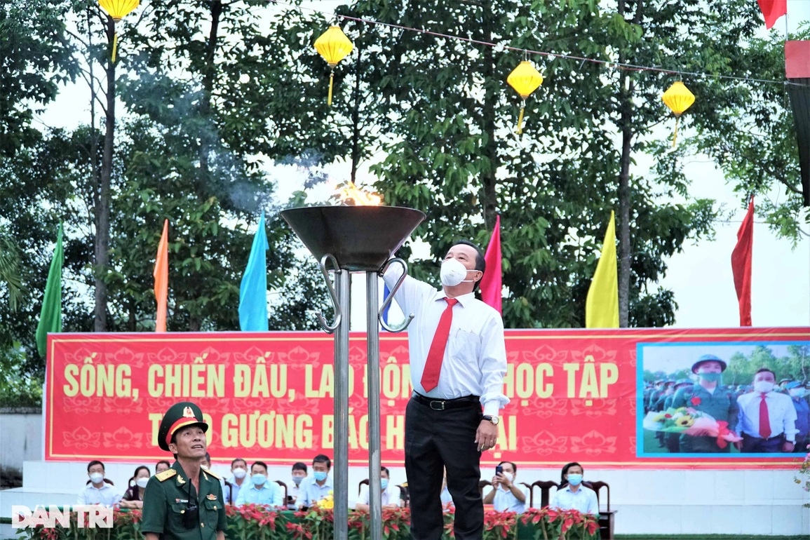 Người thân đội mưa bịn rịn tiễn tân binh lên đường nhập ngũ - 21 Người thân đội mưa bịn rịn tiễn tân binh lên đường nhập ngũ - 21