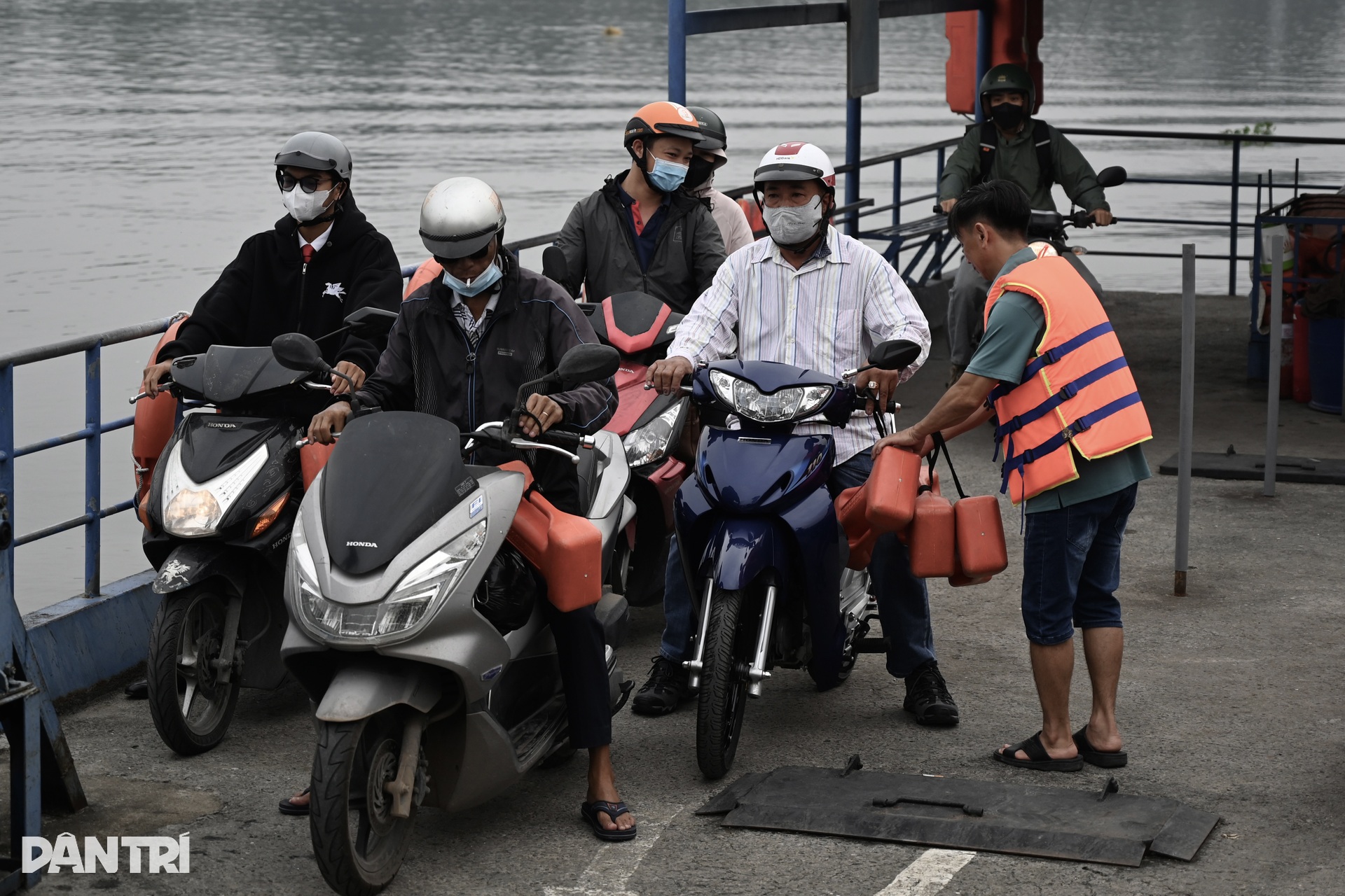 Người dân TPHCM vui khi phà Bình Quới hoạt động lại, hết đi vòng 10km - 4 Người dân TPHCM vui khi phà Bình Quới hoạt động lại, hết đi vòng 10km - 4