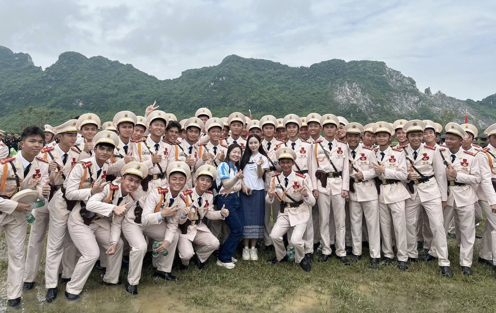 Xem hợp luyện diễu binh, cô gái Lào ấn tượng với dàn khí tài của Việt Nam - 3 Xem hợp luyện diễu binh, cô gái Lào ấn tượng với dàn khí tài của Việt Nam - 3