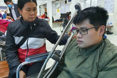 Chàng trai mồ côi cha: "Các cô, chú cứu cháu với!"