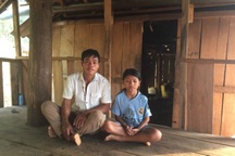 Cha vét hết 1,3 triệu đồng vẫn thiếu tiền mua điện thoại để con học online