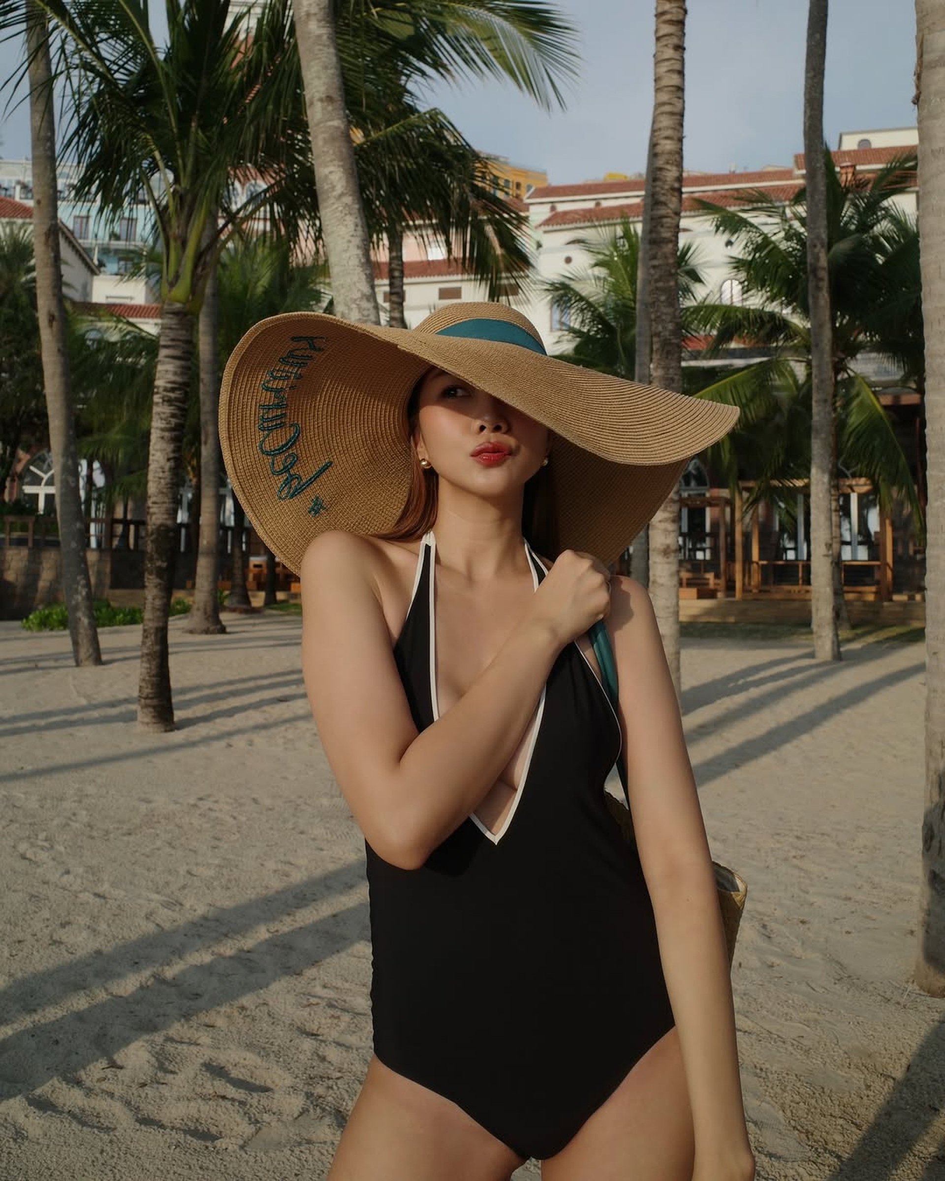 Siêu mẫu Thanh Hằng mặc gợi cảm ở tuổi 42, hôn nhân viên mãn là động lực - 7 Siêu mẫu Thanh Hằng mặc gợi cảm ở tuổi 42, hôn nhân viên mãn là động lực - 7