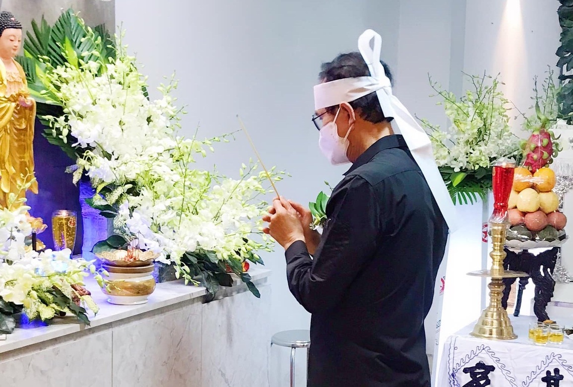 Chồng nghệ sĩ Thanh Kim Huệ thẫn thờ trong lễ tang vợ - 2 Chồng nghệ sĩ Thanh Kim Huệ thẫn thờ trong lễ tang vợ - 2