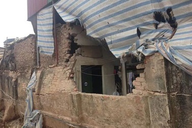 Hà Nội: Xe tải đổ nghiêng, dựa “thủng” tường nhà dân