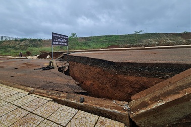 Bất thường “đại dự án” cứ xây lại sập, chính quyền lo "thắt ruột"!