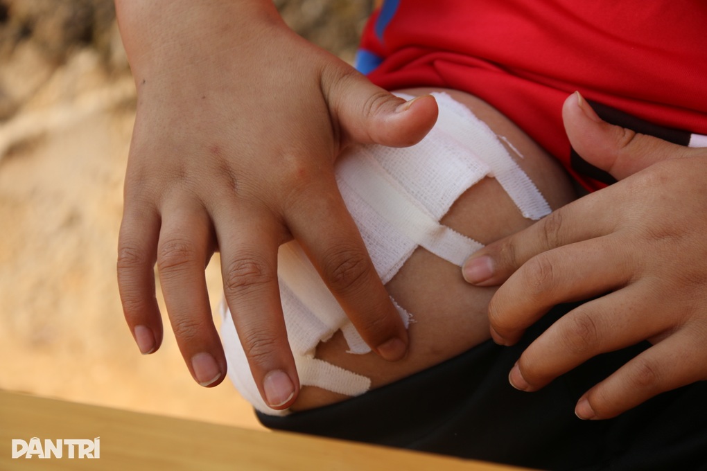 Con chỉ ước được sống để vào học lớp 5 - 4 Con chỉ ước được sống để vào học lớp 5 - 4