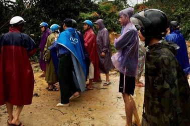 Vụ sạt lở vùi lấp 9 người: 3 thi thể được đưa ra ngoài